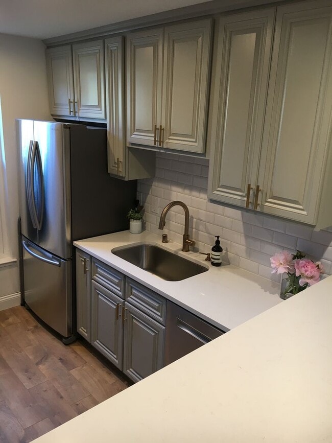 Building Photo - BACK ON MARKET!! Spacious Townhome in Grea...
