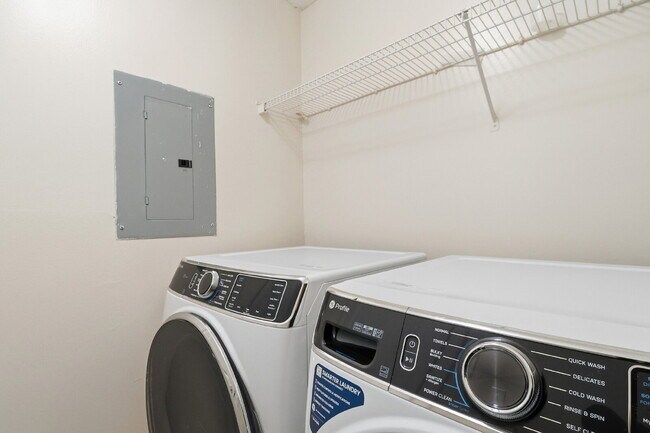 Building Photo - "Discover Coastal Comfort: Spacious 2-Bed, 2-Bath Condo at Summer House, Hilton Head Island!"