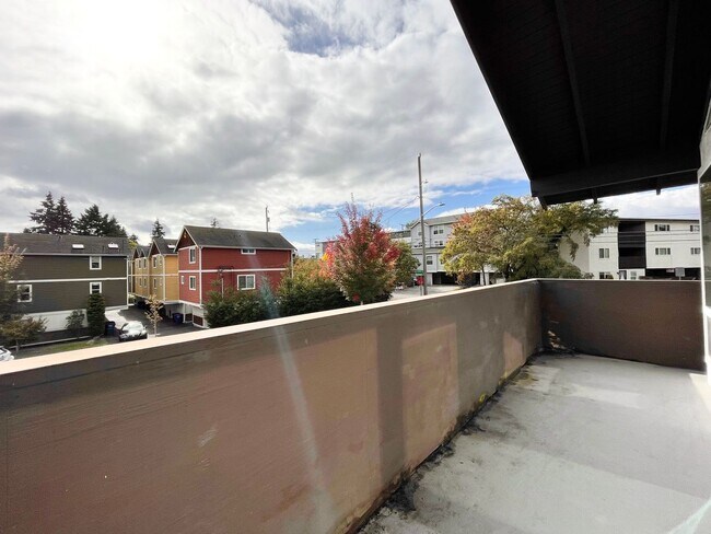 Building Photo - 14320 Roosevelt Way N