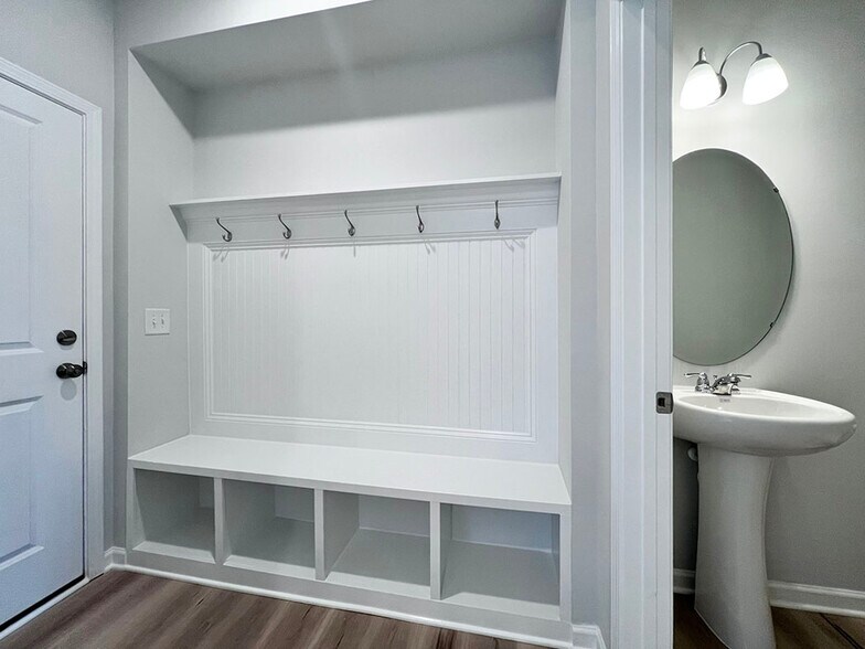 Building Photo - 111 Lennei Ln