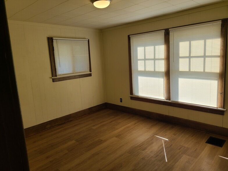 Building Photo - 214 E Kelso Rd