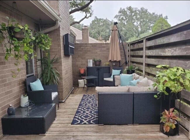 Primary Photo - 13925 Hollowgreen Dr