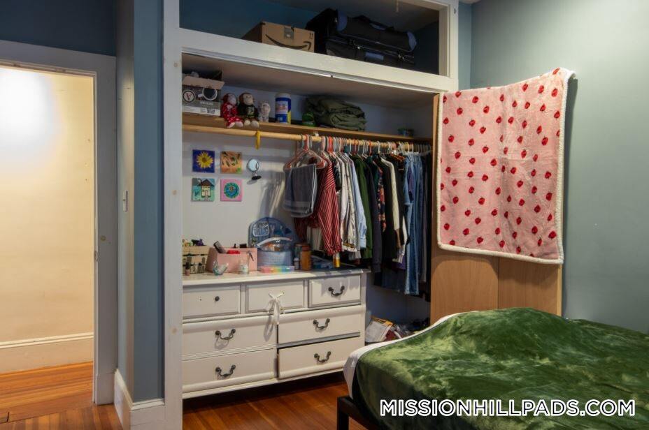 Building Photo - 142 Calumet St