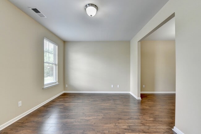Building Photo - 707 Sand Ln SE