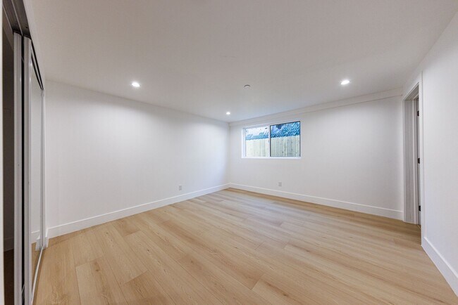 Building Photo - 1330 S Longwood Ave