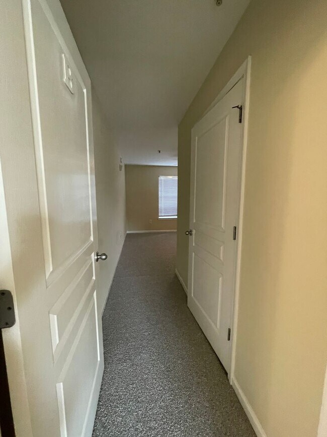 Building Photo - 15-1512 Dukes