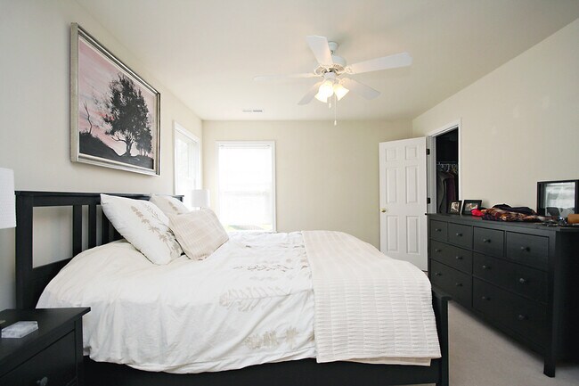 Building Photo - Pet Friendly Mill Creek Village Townhome