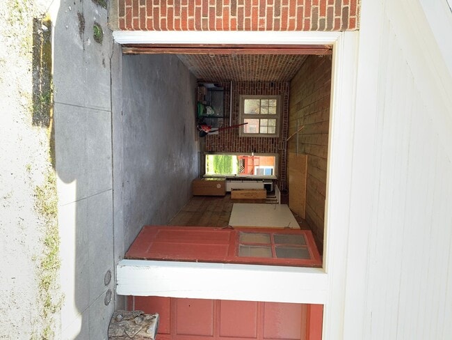 Building Photo - Two Bedroom Home! Fenced in yard! Pet Nego...