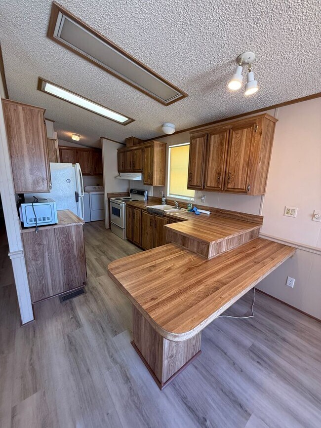 Building Photo - Two Bedroom Double Wide in the Fortuna Foothills!