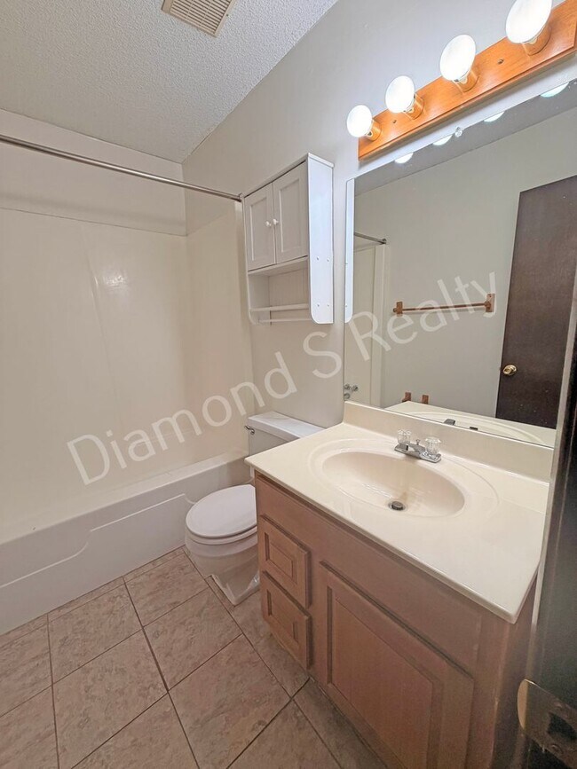 Building Photo - Charming 3 Bedroom Unit Available!