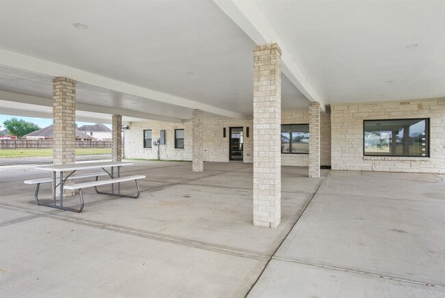 Building Photo - 4002 Dixie Farm Rd