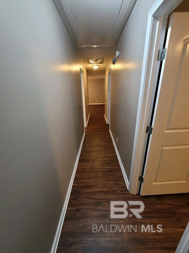 Building Photo - 105 Lively Cir