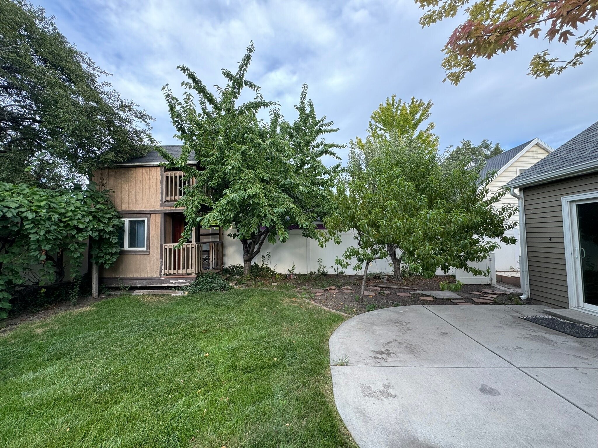 Building Photo - 992 Halcyon Dr
