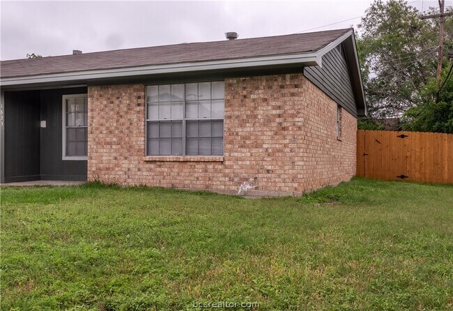Building Photo - 1833 Wilde Oak Cir