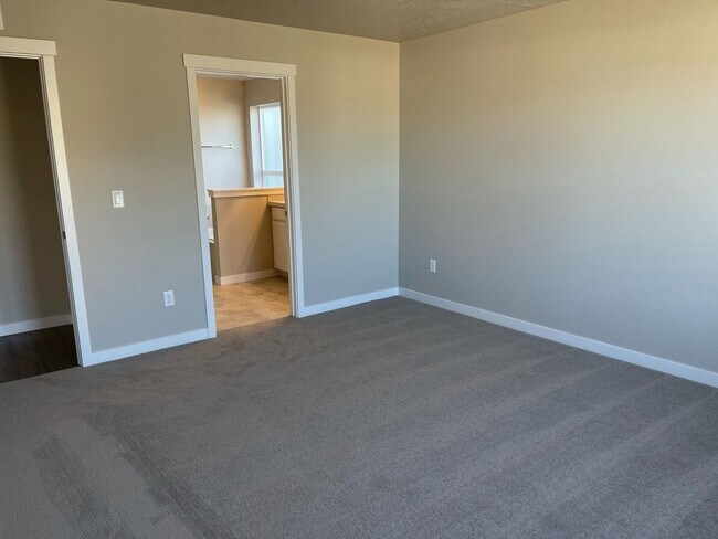 Building Photo - 4 bedroom 2 bath large loft area upstairs / All bedrooms downstairs