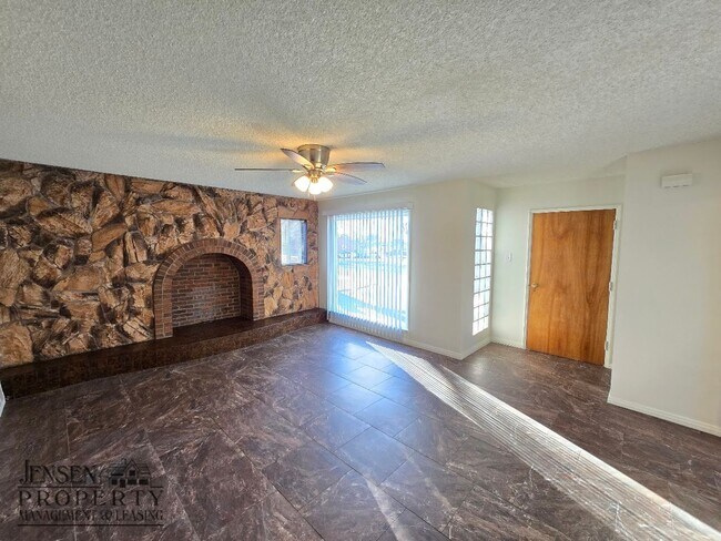 Building Photo - R698