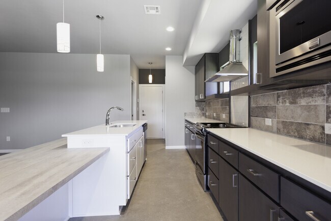 Building Photo - Stylish, Modern, Nearly New | 4-Bed | 2-Bath | Deer Creek Schools