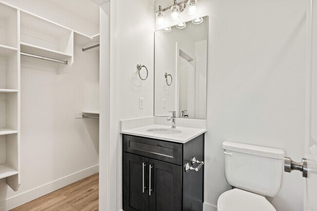 Building Photo - Beautiful 4 bedroom, 3.5 bathroom twin home in St George!