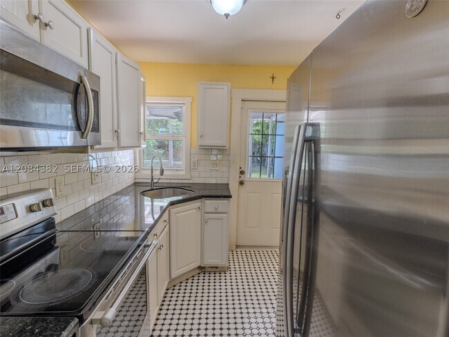 Building Photo - 520 NE 129th St