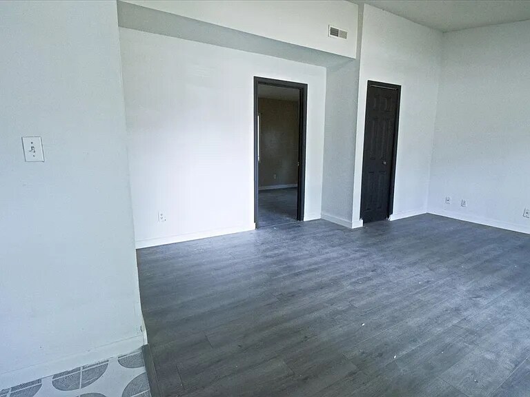 Building Photo - 133 St Thomas Ln