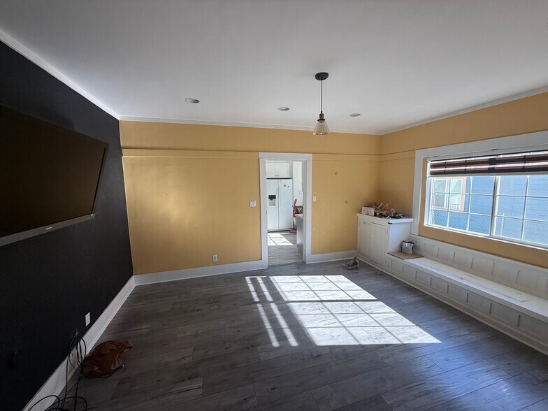 Building Photo - 396 N Mentor Ave