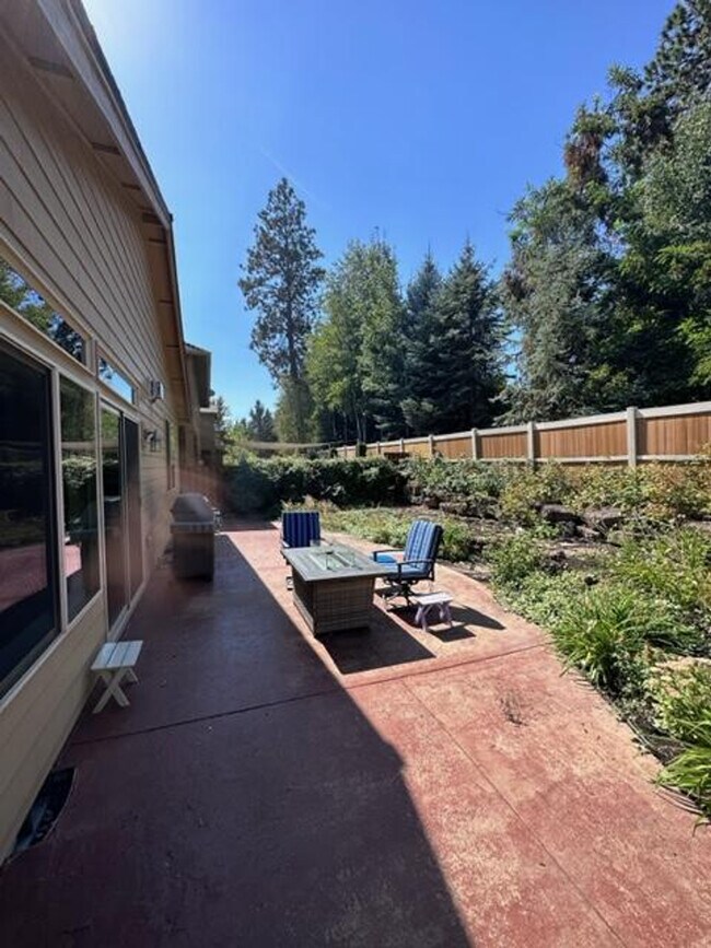 Building Photo - 20482 Jacklight Ln