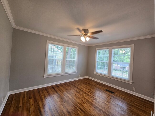 Building Photo - 2801 Oak St