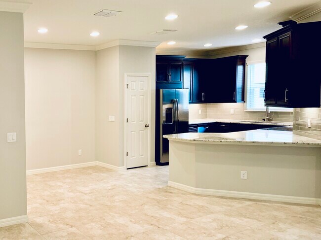 Living area top-quality flooring with Island kitchen, in-ceiling lights, Granite Countertops, modern - 1074 Amber Leaf Trail