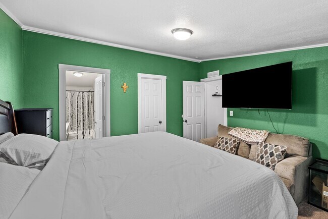 Building Photo - Updated and Spacious 3 bedroom in Timberlakes