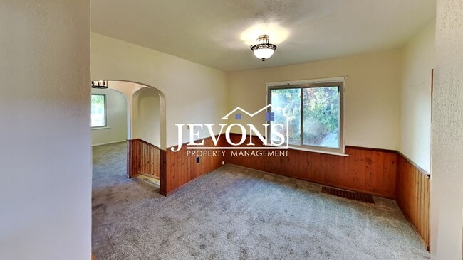 Building Photo - $895 Rent Credit - Charming 3-bedroom home with washer and dryer, an equipped kitchen, and nearby...