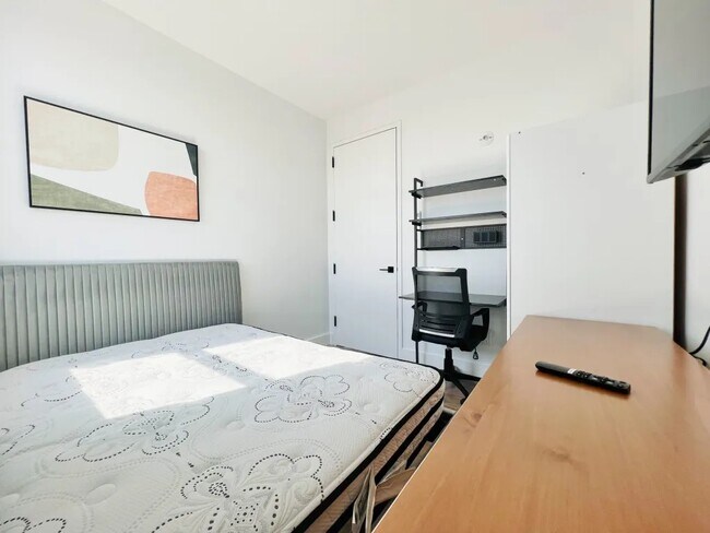 Building Photo - Furnished room/NOT APARTMENT