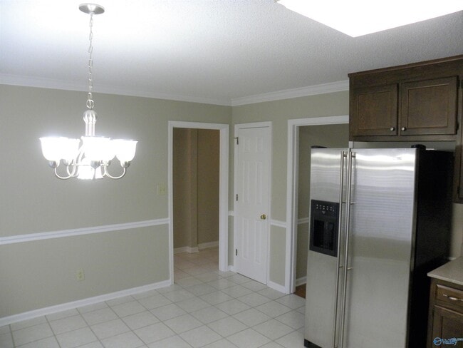 Building Photo - 102 W Lake Cir