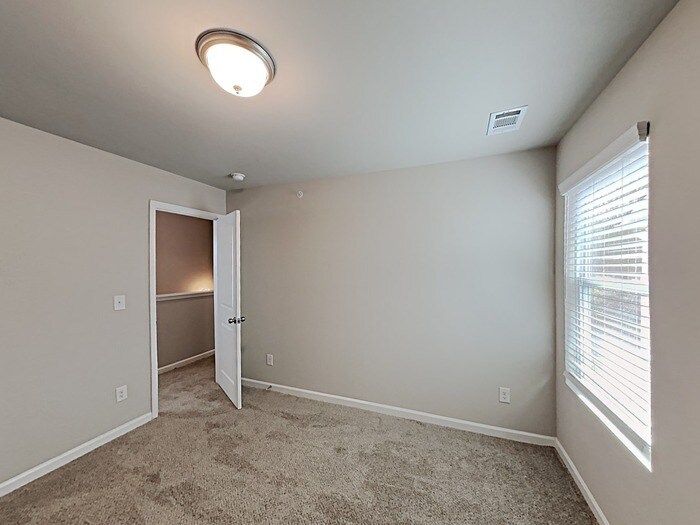 Building Photo - 1050 Wedgewood Ct NE