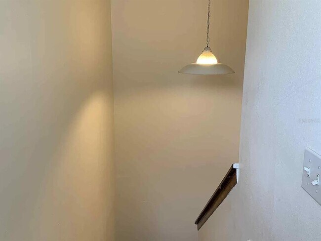 Building Photo - 1084 Longfellow Cir