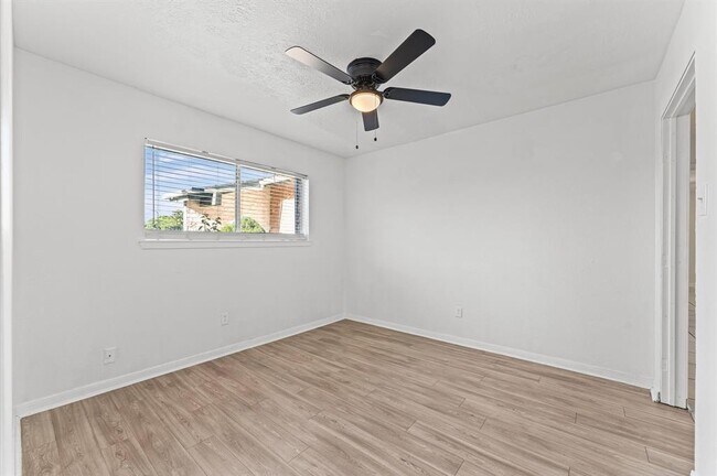 Building Photo - 13930 New Village Ln