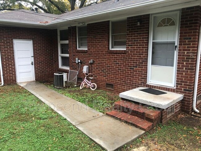 Building Photo - 3649 Dresden Dr E