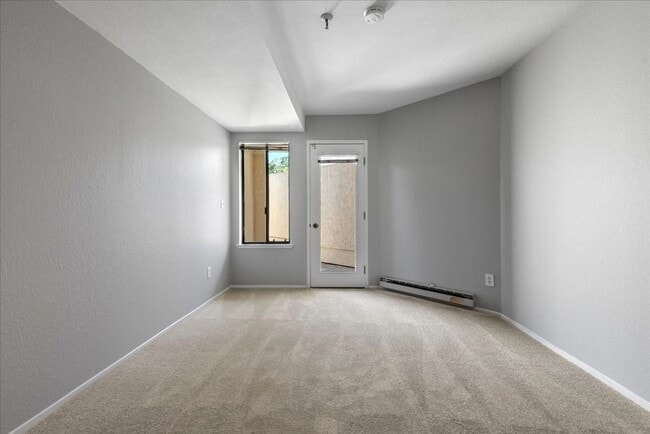 Building Photo - Beautiful 3 bed 2 bath condo near Downtown...