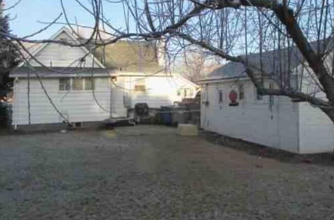 Building Photo - 716 18th Ave S