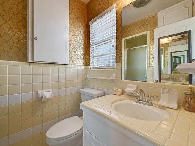 Building Photo - 1802 Temple Dr