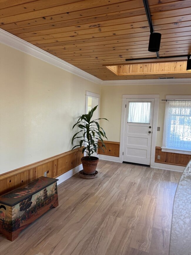 Building Photo - Old Town Orcutt Charm