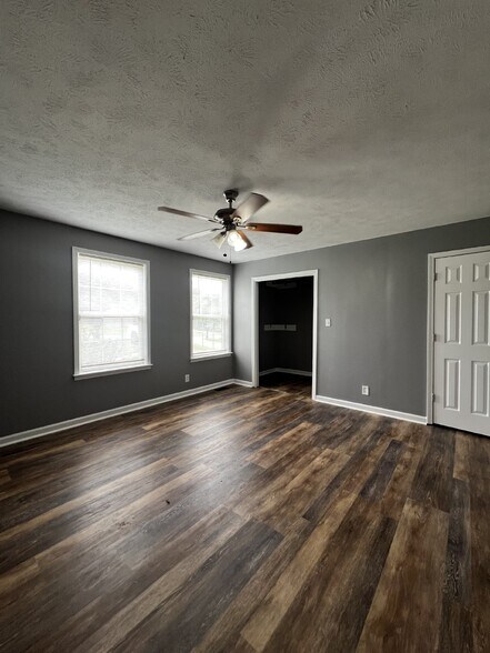 Building Photo - Charming 3-Bedroom Home with 2 Full Bathrooms, and a spacious 2 car attached and detached 2 car g...