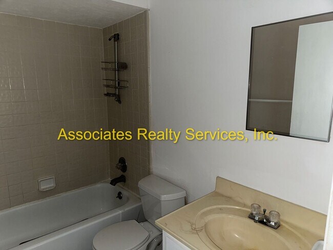 Building Photo - Charming 2 Bedroom, 2 Bath Home Near Veteran’s Park – A Must See!