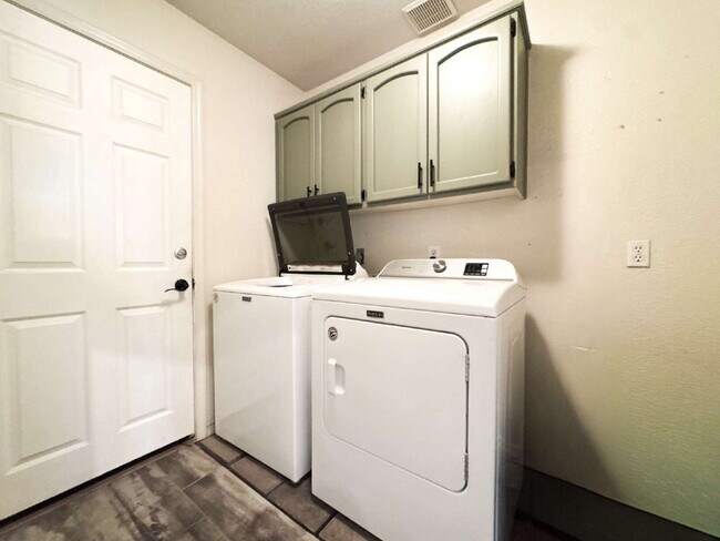 Building Photo - “Spacious 4-Bedroom, 2-Bathroom Home with Pool in Tamarack”