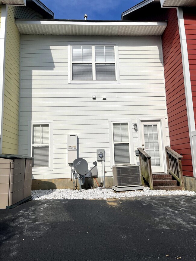 Building Photo - 607 Lake Forest Road