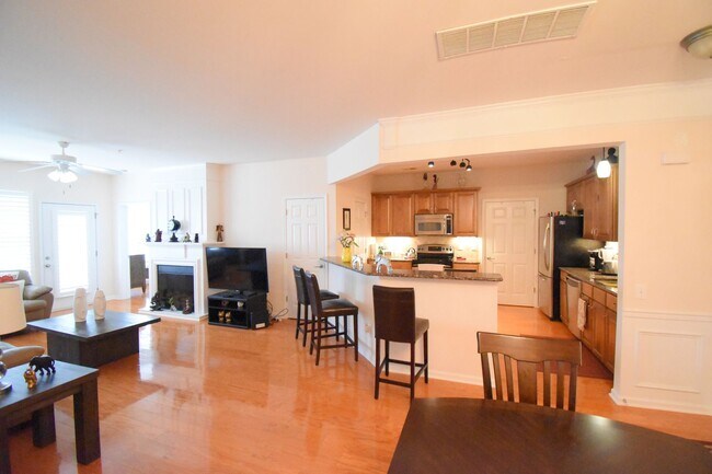 Building Photo - Beautiful 3BR 2BA Condo • Granite Kitchen • Balcony & Pool • Furnished 4th-Floor End Unit Condo i...