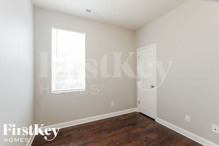 Building Photo - 713 Walnut Crossing Dr
