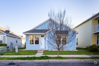 Building Photo - 3 bed 2 bathroom