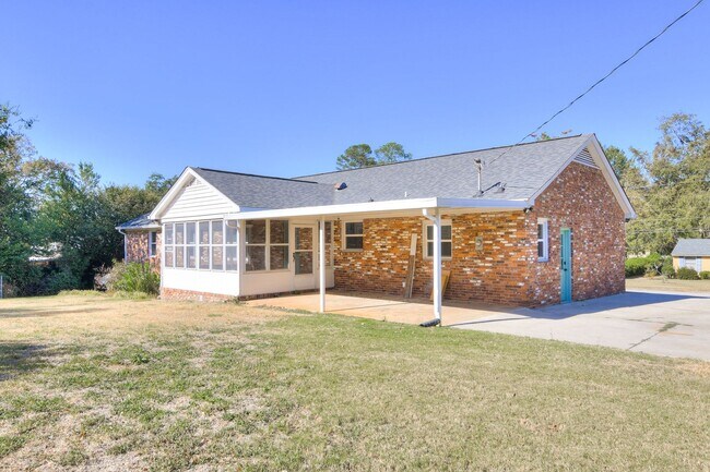 Building Photo - Southern Charm Brick Ranch Home