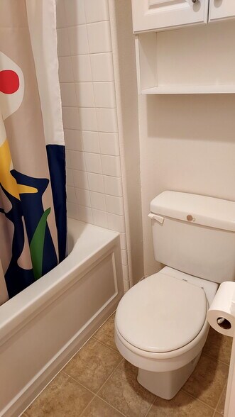 Shared full bath (shower/tub) - 4415 Ahoy Ln