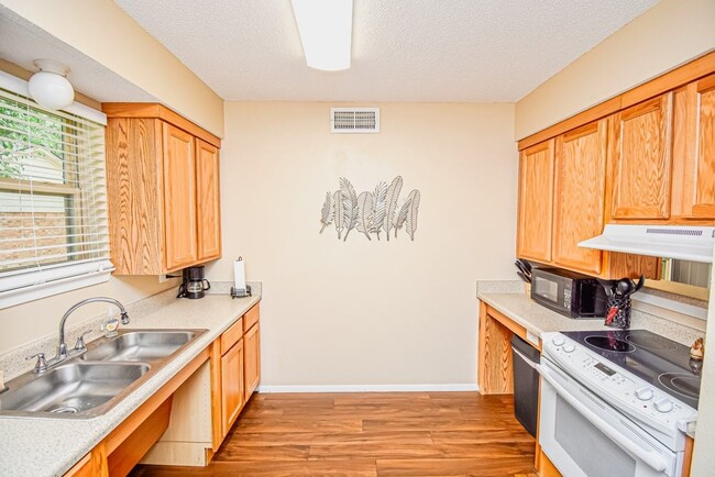 Building Photo - 427 Martin St